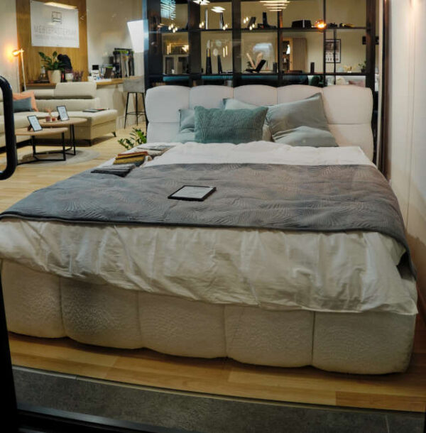 Białe łóżko tapicerowane boucle w salonie Meble Pasternak Gliwice – Galeria Reforma